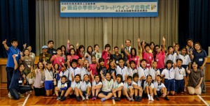 出発前に記念写真に収まる児童と関係者ら＝24日、西辺小学校