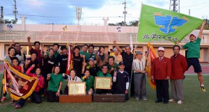総合６連覇を達成した北学区のメンバー＝13日、宮古島市陸上競技場