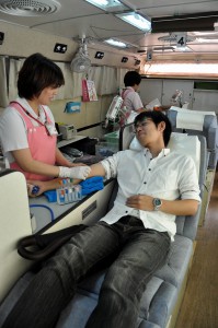13年度10月期の移動献血がスタート。採血する車の中で献血に協力する市民＝10日、県宮古事務所