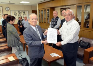 奥平会長（手前左）から要請書が下地市長に手渡された＝18日、市役所平良庁舎