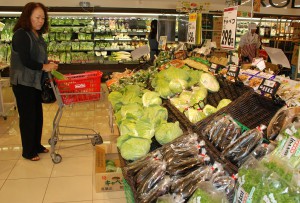 キャベツなどの本土産野菜は台風などの影響で高騰している＝８日、市内のスーパー