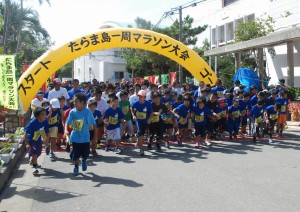 子どもたちも大勢参加し島で行われたマラソンを楽しんだ＝９日、多良間村役場前