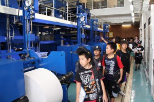 輪転機を見学する児童たち＝１日、宮古毎日新聞社印刷センター