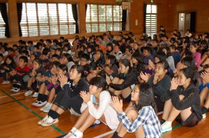 児童たちは砂川さんの講話に惹きつけられた＝19日、北小学校体育館