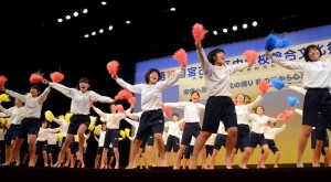 久松中の生徒総勢61人が息の合った踊りを披露した創作ダンス「あいうえおおんがく」＝15日、マティダ市民劇場