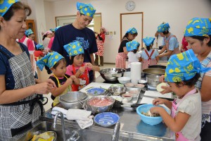 参加者らは和気あいあいと料理を作った＝２日、下地保健福祉センター