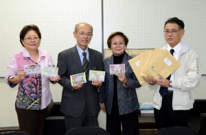 羽地副会長（左から３人目）から川満教育長（同２人目）にポストカード１２００枚が贈呈された＝14日、市役所城辺庁舎