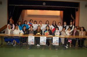 台風30号被害救援の演芸会を催すことを発表した宮婦連と宮古在住のフィリピン女性たち＝28日、下地農村環境改善センター