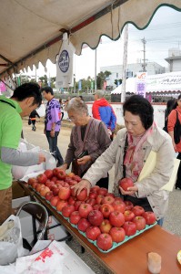 真っ赤なリンゴが大人気。福島県西会津町の物産