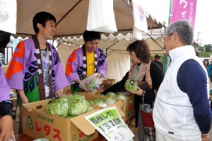 静岡県藤枝市はレタスやシイタケを安値で販売。売り手と買い物客の交流も
