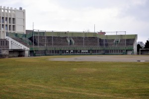 来年２月に解体・撤去される市営球場のバックスタンド＝13日、宮古島市営球場