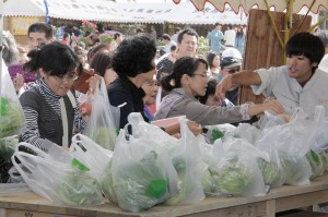 １個１５０円のキャベツ売り場には大勢の主婦らが訪れににぎわった＝７日、宮総実高