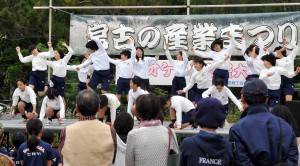特設ステージで元気いっぱいの踊りを披露する久松中学校の生徒