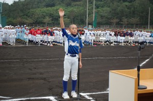 県下各ブロック代表の32チームが集結。佐渡山君（東小６年）が高らかに選手宣誓を行った＝21日、宮古島市民球場