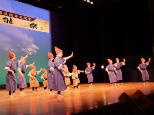 19団体がけいこの成果を舞台に繰り広げた市民文化祭芸能祭＝８日、マティダ市民劇場