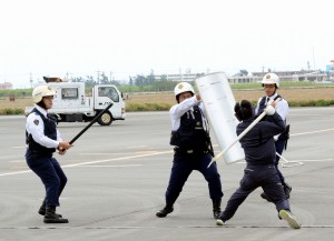 訓練では、警察官らが逃走犯を追い詰めて検挙した＝20日、宮古空港