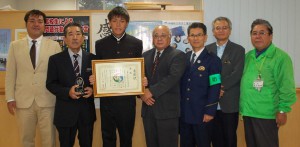 下地市長（右から４人目）から生徒会長の久貝君（同５人目）に表彰状が手渡された＝24日、宮古工業高校