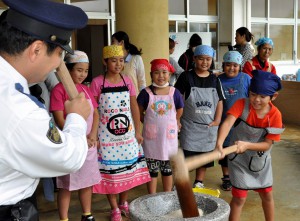 収穫したもち米で餅つきを楽しむ児童たち＝17日、宮島小学校