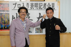 具志堅会長（左）と一緒にプロ入りの会見を行い、世界チャンピオンに意欲を示した比嘉大吾（右）＝２０日、宮古工業高校