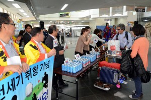 盛大な歓迎を受ける韓国からのツアー客ら＝２９日、宮古空港
