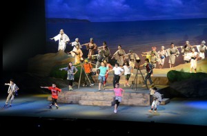 子供たちが表現力豊かに舞台で躍動したオリジナル創作劇＝２６日、マティダ市民劇場