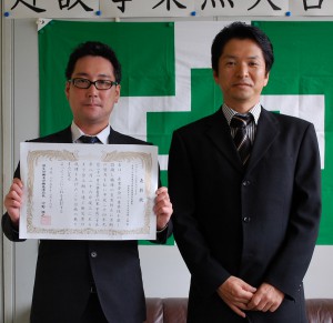 南署長（右）が竹中土木の石松所長に表彰を伝達した＝２７日、宮古労働基準監督署