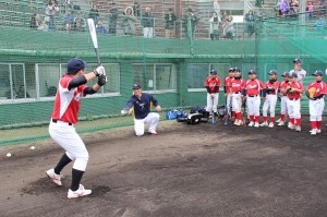バッティング練習でボールをトスする糸井嘉男外野手＝１１日、市民球場