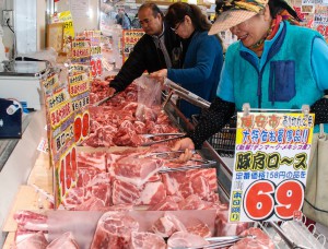 ジュウルクニツ定番食材の豚肉が飛ぶように売れた＝１３日、市内のスーパー