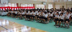 新体育館の落成式典は児童、学校職員、保護者、地域住民など多くの人たちが集い執り行われた＝２日、久松小学校