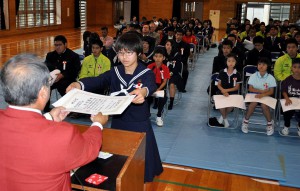 本村博昭会長が３９個人１２団体、指導者１０人を表彰し功績をたたえた＝７日、北小学校体育館