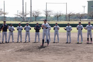 一本締めで宮古島春季キャンプを打ち上げる選手たち＝２１日、市民球場