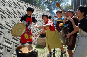 自ら収穫した野菜を使ってカレーやシチューなどを調理する児童たち＝２５日、城辺小学校
