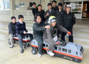 生徒たちだけで完成させたオリジナル機関車「ゆいレールＪｒ」のお披露目会＝１４日、宮古工業高校