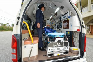 導入された高規格救急車の内部。十分な高さなどが確保されている＝４日、市消防本部