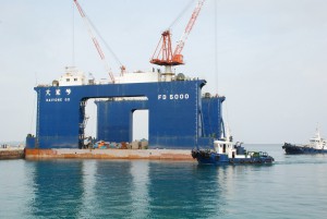 第３埠頭に移動した大型フローティングドッグ＝３１日、平良港