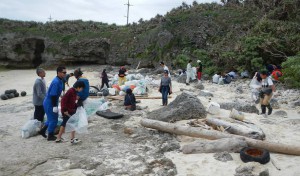 池間島カギンミで行われた海岸清掃ではごみ袋（４５㍑入り）約２１０袋を拾った