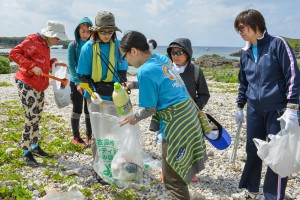 ごみを分別しながら集める「清掃ツアー」の参加者＝２２日、下地島