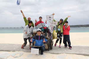 「宮古島を歩いて一周」に挑戦している町田すみれさん（右から２人目）ら参加者と辻田さん（左奥）＝２１日、前浜ビーチ