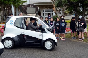 超小型電気自動車（ＥＶ）「ＭＣ－β」の試乗を楽しむ児童たち＝７日、下地小学校