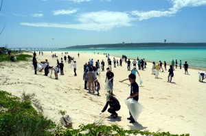 約２００人のボランティアらが参加して行われたビーチクリーンアップ活動＝29日、与那覇前浜ビーチ
