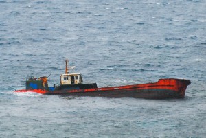座礁したまま放置されている小型タンカー「ＴＪ８８」＝２４日、伊良部白鳥﨑沖
