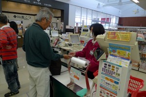 消費税８％初日は大きな混乱もなくいつも通りの買い物風景となった＝１日、市内の大型スーパー