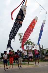 ５月は子供が主役。鯉のぼりと一緒にジャンプ＝３０日、平良第一小学校
