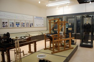 同館の展示室には「宮古上布」で織られた着物や織機、歴史年表のパネルなどが整然と展示された＝３０日、上野野原の市伝統工芸館