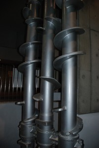 地下に展示されている巨大な３軸ドリル＝宮古島市地下ダム資料館