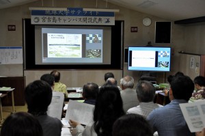 サテライト教育システムのデモンストレーション。宮古島キャンパス開設式典で披露された＝24日、市中央公民館
