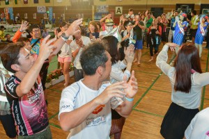 ふれあいパーティーの締めくくりとしてクイチャーを踊る参加者たち＝２１日、市総合体育館