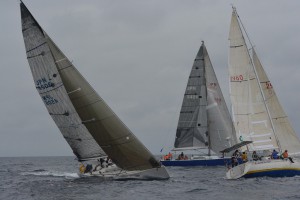 セールに北風を受け、帆走（セーリング）するレース＝23日、平良港沖合