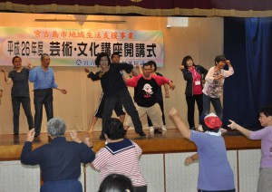 開講式の演舞で踊る受講者の皆さん＝２４日、平良老人福祉センター