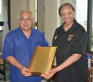 ペコ全権特命大使（右）は下地市長に友好の記念品を贈った＝１６日、市役所平良庁舎